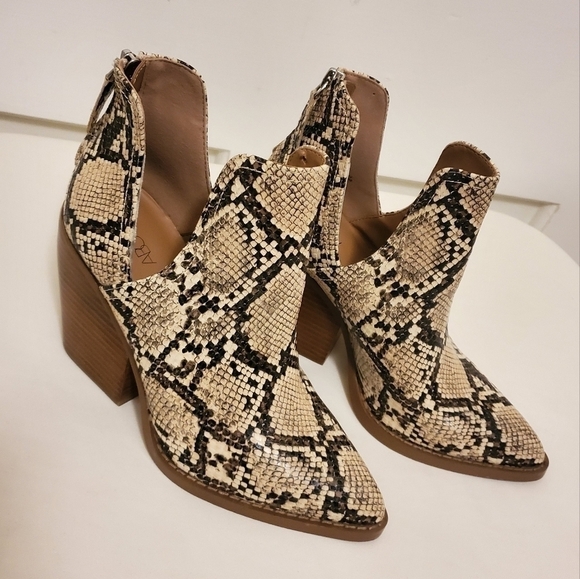 Abound Kayla Snakeprint Block Heel Booties Size 6.5 Beige, Cream, Black - Picture 1 of 12
